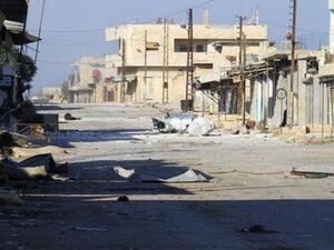 منظر عام لشارع مهجور في المنطقة التي تسيطر عليها القوات السورية في حماة.
