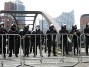 عناصر الشرطة في هامبورغ حيث تعقد قمة مجموعة العشرين

