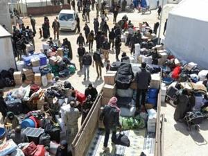 نازحون من حرستا في الغوطة الشرقية اثناء وصولهم الى بلدة معرة الاخوان في محافظة ادلب في شمال غرب سوريا
