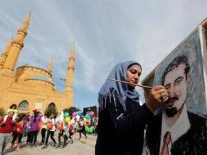 انية ترسم صورة لرئيس الوزراء سعد الحريري في بيروت
