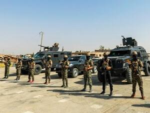 عناصر من قوات سوريا الديموقراطية يتجمعون في جنوب مدينة الحسكة في شمال شرق سوريا
