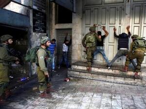 ارشيف/ جنود اسرائيليون يوقفون فلسطينيين في مدينة الخليل