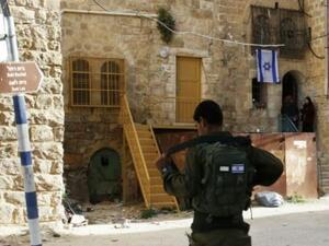 مستوطنون يستولون على مبنيين في الخليل 
