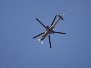 طائرة هليكوبتر عراقية تطلق النيران على متشددي تنظيم الدولة الإسلامية في الموصل
