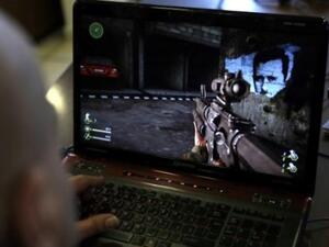 رجل لبناني يقوم بتجربة لعبة الكترونية اطلقها حزب الله اللبناني تحاكي تجربته في القتال في سوريا
