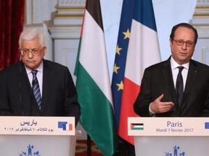 الرئيس الفرنسي فرانسوا اولوند (إلى اليمين) والرئيس الفلسطيني محمود عباس في مؤتمر صحفي في باريس
