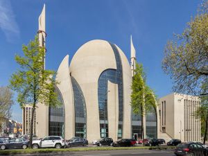 حزب يميني هولندي يريد حظر المساجد
