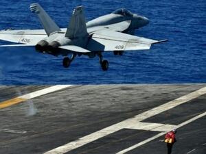 طائرة اف.ايه-18 سوبر هورنت تقلع من حاملة الطائرات الاميركية دوايت د. ايزنهاور
