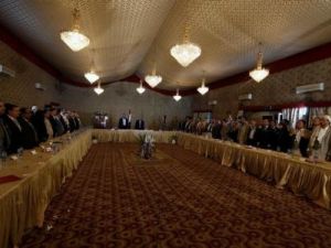 مسؤلون من الحوثيين وحزب المؤتمر الشعبي العام باليمن في مراسم الاعلان عن تشكيل المجلس السياسي الأعلى في صنعاء
