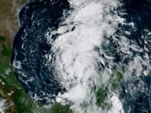 تكساس تستعد لمواجهة هارفي الإعاصار الأخطر بعد كاترينا
