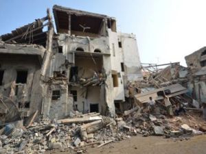 أشخاص يتجمعون في موقع تعرض لغارة جوية بقيادة السعودية في الحديدة
