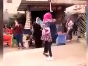 صورة ماخوذة من الفيديو يظهر الطالبة وهي تعانق زميلها داخل حرم جامعة المنصورة