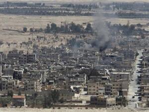 دخان يتصاعد من مدينة تدمر بالقرب من حمص في الأول من أبريل نيسان 2016
