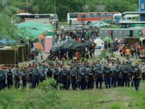 الشرطة المجرية تحيط بمخيم للاجئين عند الحدود مع صربيا
