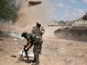 قوات ليبية متحالفة مع الحكومة المدعومة من الامم المتحدة يطلقون النيران اثناء معركة مع مسلحي الدولة الاسلامية في سرت يوم الخميس

