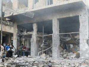 مواطنون سوريون يتفقدون الاضرار بعد ضربة جوية على سوق خضار في معرة النعمان في محافظة ادلب
