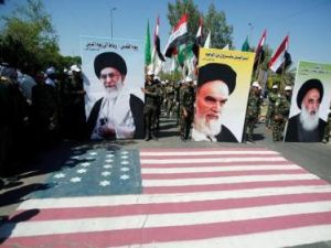 متظاهرون يرفعون صورا لزعماء إيران في طهران يوم الجمعة
