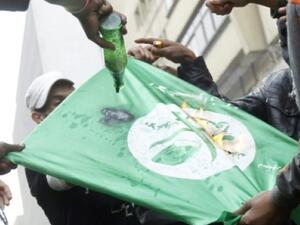 محتجون مصريون يحرقون راية الاخوان المسلمين
