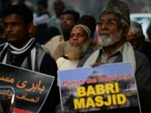 نشطاء هنود يشاركون في احتجاج في الذكرى السنوية ال24 لهدم مسجد بابري الذي يعود تاريخه الى القرن السادس عشر في نيودلهي العام الماضي

