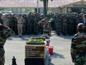 اداء التحية لجنود قتلوا في هجوم لمسلحين باكستانيين على قاعدة هندية في كشمير

