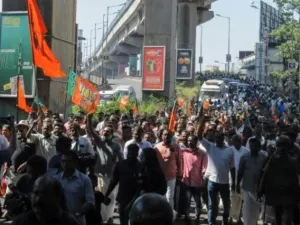 انصار حزب بهارتيا جاناتا يتظاهرون في كوشي بولاية كيرالا، احتجاجا على دخول امرأتين معبد ساباريمالا
