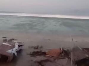 موجة تسونامي هائلة تجتاح مدينة اندونيسية بعد الزلزال
