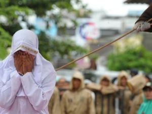 امرأة تضرب بالعصا لمعاقبتها على الاقتراب من حبيبها في باندا اتشيه

