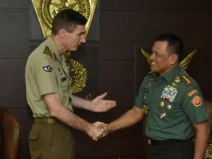 قائد الجيش الاندونيسي الجنرال غاتوت نورمانتيو (يمين) وقائد الجيش الاسترالي انجوس كامبل في شباط/فبراير الفائت.
