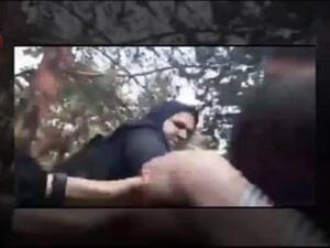 الشرطة الايرانية تعتدي على فتاة بذريعة سوء التحجب