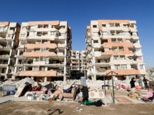 ايرانيون يخرجون املاكهم من مبان متضررة نتيجة الزلزال في سربل ذهاب بمحافظة كرمنشاه

