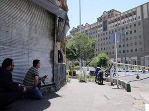 قوات إيرانية تتخذ مواقعها أثناء هجوم على البرلمان الإيراني في العاصمة طهران يوم السابع من يونيو حزيران 2017. 
