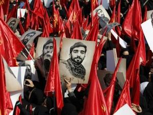مشيعون يرفعون في طهران صور محسن حججي المقاتل المتطوع في قوات الحرس الثوري الذي أسره تنظيم الدولة الإسلامية وأعدمه في سوريا في آب/اغسطس

