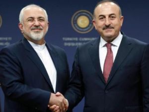 وزير الخارجية التركي مولود تشاوش اوغلو (يمين) مصافحا نظيره الايراني محمد جواد ظريف في انقرة في 12 اب/اغسطس 2016

