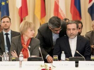 المفاوض النووي الايراني الرئيسي عباس عراقجي (يمين)في 25 نيسان/ابريل 2017 في فيينا خلال اجتماع حول الالتزام الاتفاق النووي الموقع العام 2015.

