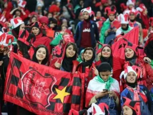 مشجعات لفريق "بيرسيبوليس" يحضرن إياب الدور النهائي لدوري أبطال آسيا في كرة القدم في طهران

