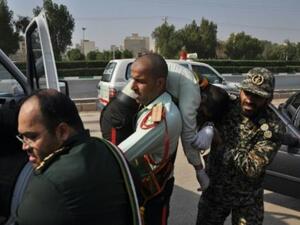 نقل جندي جريح في الهجوم على عرض عسكري في مدينة الأهواز بجنوب غرب إيران

