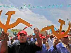 انصار الحزب الشيوعي العراقي خلال المسيرة في بغداد الثلاثاء في الاول من ايار/مايو 
