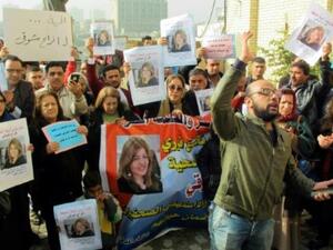 متظاهرون في بغداد يحملون صور الصحافية العراقية افراح شوقي مطالبين باطلاق سراحها

