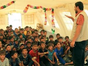 أطفال عراقيون نازحون يدرسون في مدرسة يإشراف منظمة الأمم المتحدة للطفولة (يونيسف) في مخيم حمام العليل للنازحين جنوبي الموصل 
