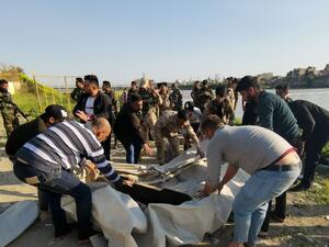 من عمليات انتشال جثث ضحايا العبارة الغارقة