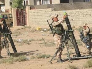 جنود عراقيون يستعدون لإطلاق قذائف تجاه مواقع الدولة الإسلامية في قرية بعويزة إلى الشمال من الموصل
