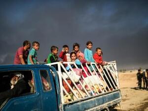 نازحون عراقيون يصلون الى بلدة القيارة في جنوب الموصل
