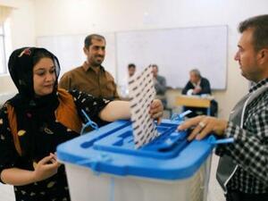 امرأة تدلي بصوتها في الانتخابات البرلمانية الكردية في مدينة إربيل في إقليم كردستان العراق 
