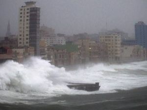 الإعصار إرما يمزق فلوريدا ويهدد بفيضانات كاسحة