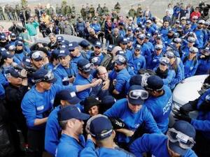 أفراد من الشرطة الإسرائيلية أثناء إجلاء مستوطنين ومئات من أنصارهم من تسعة منازل بنيت بشكل غير قانوني على أراض مملوكة ملكية خاصة لفلسطينيين في الضفة الغربية المحتلة

