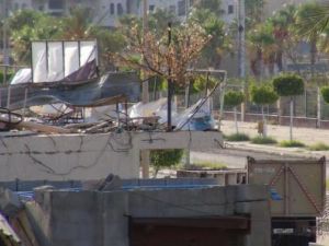 شاحنة يستخدمها مقاتلو الدولة الاسلامية متوقفة اثناء معركة بين القوات الليبية و الدولة الاسلامية في سرت
