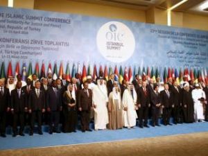 قادة وممثلو منظمة التعاون الإسلامي خلال قمة المنظمة في اسطنبول يوم الخميس
