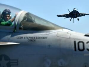 طائرة قتال اميركية تحط على حاملة الطائرات دوايت ايزنهاور في البحر المتوسط

