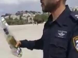 ضابط اسرائيلي يُدخل زجاجة خمر الى باحات الأقصى