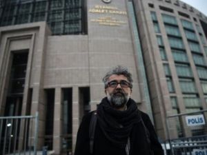 ممثل منظمة "مراسلون بلا حدود" في تركيا ايرول اوندروغلو امام المحكمة في اسطنبول
